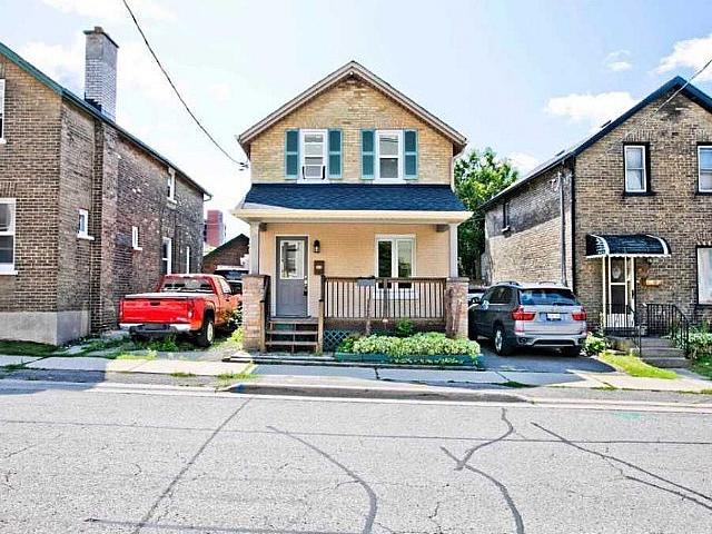 Licensed Detached Duplex House In Dt Oshawa, 2 Parking Space