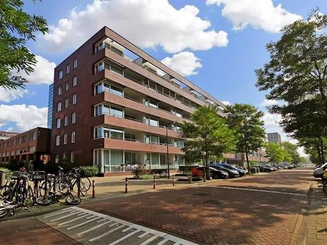 Licht en ruim gerenoveerd 4 kamer appartement met
