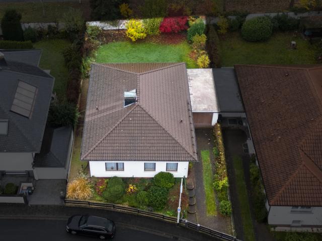 Licht, Luft, Lebensqualität – Ihr Wohntraum mit Perspektive! Freistehender Bungalow mit Garage
