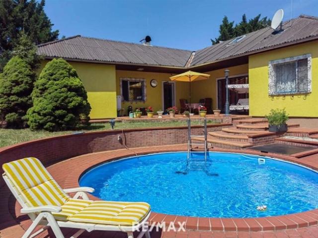 Licht, Luft und Freiheit Bungalow mit großem 1.622 m2 Garten und Pool