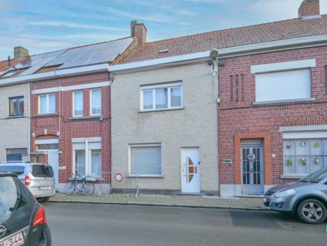 Licht op te frissen rijwoning nabij centrum Izegem