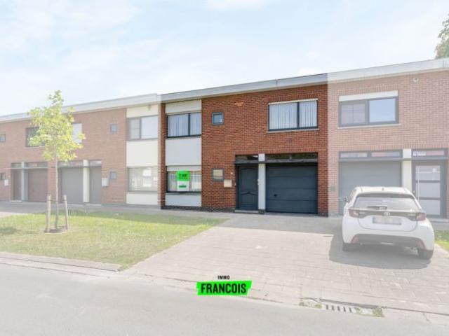 Licht op te frissen woning met 4 slaapkamers en inpandige g…