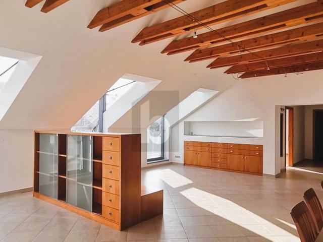 LICHTDURCHFLUTET HOCHWERTIGE AUSSTATTUNG VOLLKLIMATISIERT