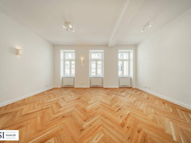 Lichtdurchflutet & luxuriös: Sanierter Altbau Erstbezug mit Balkon