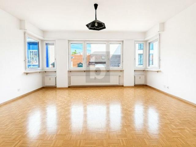 LICHTDURCHFLUTET UND ZENTRAL, MIT LIFT