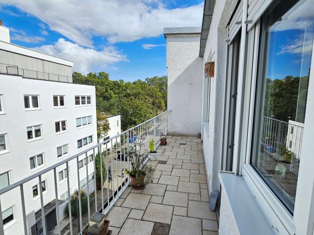 Lichtdurchflutete 3 Zimmer Wohnung mit zwei Balkonen und Garage in Ludwigshafen Süd