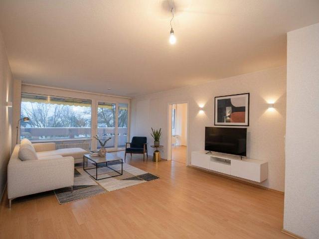 Lichtdurchflutete 3 Zimmer Wohnung im gepflegten Mehrfamilienhaus mit Pool und Sauna