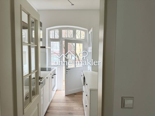 Lichtdurchflutete 3 Zimmer Altbauwohnung mit EBK & Balkon ins Grüne saniert