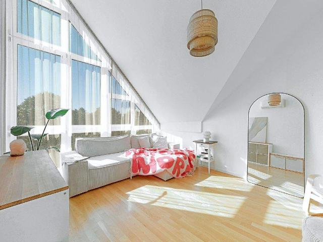 Lichtdurchflutete 3 Zimmer Galeriewohnung mit Balkon in Wiesbaden Sonnenberg