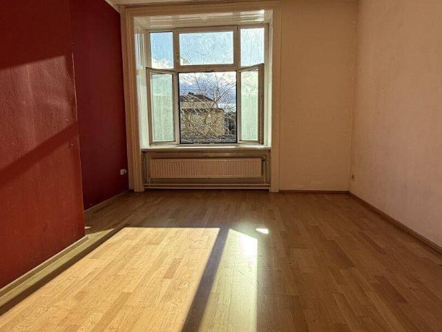 Lichtdurchflutete ALTBAUWOHNUNG 4 Zimmer mit Loggia direkt neben U4 Station inkl. ruhigen Allgemeingarten