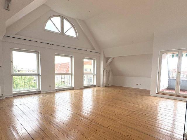 Lichtdurchflutete, bezugsfreie Dachgeschosswohnung mit 3 Zimmern und Balkon in Toplage Wilmersdorfs!