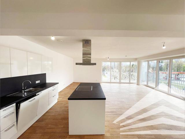 Lichtdurchflutete, große 2 Zimmer Neubauwohnung mit Küche!