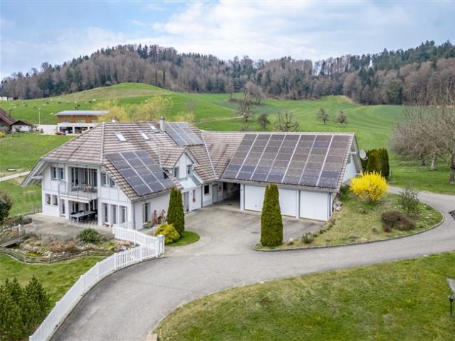 Lichtdurchflutete Landhaus Villa mit Pferdestallungen