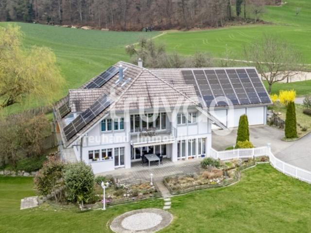 Lichtdurchflutete Landhaus Villa mit Pferdestallungen