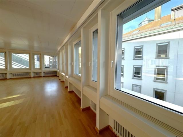 Lichtdurchflutete Mietfläche mit Blick in den ruhigen Innenhof
