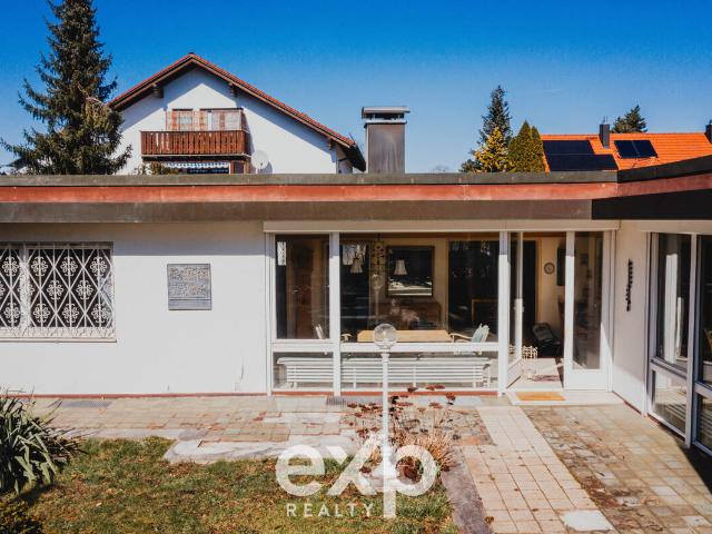 Charmanter Bungalow in Eichenau großes Grundstück mit Pool, Sauna & Doppelgarage