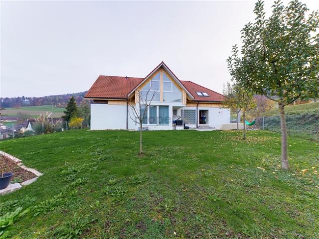 Lichtdurchfluteter Wohntraum in Weiach Stilvolle 3.5 Zimmer Dachwohnung mit hohen Decken und toller Aussicht