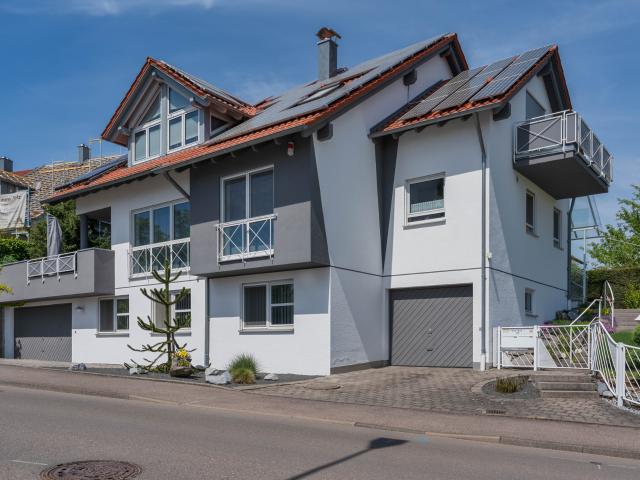 Lichtdurchflutetes Zweifamilienhaus mit Solarenergie in Oberelchingen