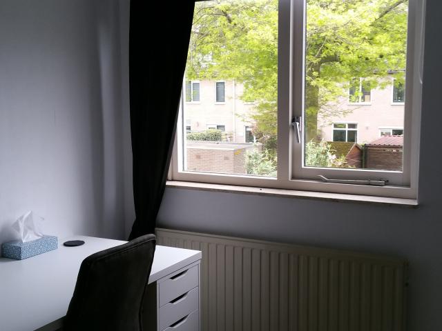 Lichte kamer in een rustige buurt