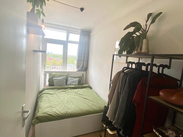 Lichte kamer met balkon Kaal opgeleverd