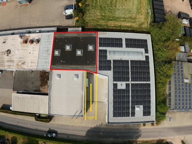Lichte staalconstructie hal met elektrisch sectionaalpoort en ruime terreinoprit Uelsen