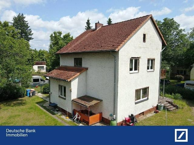 Lichterfelde! Solides Ein Zweifamilienhaus mit Sanierungsbedarf!