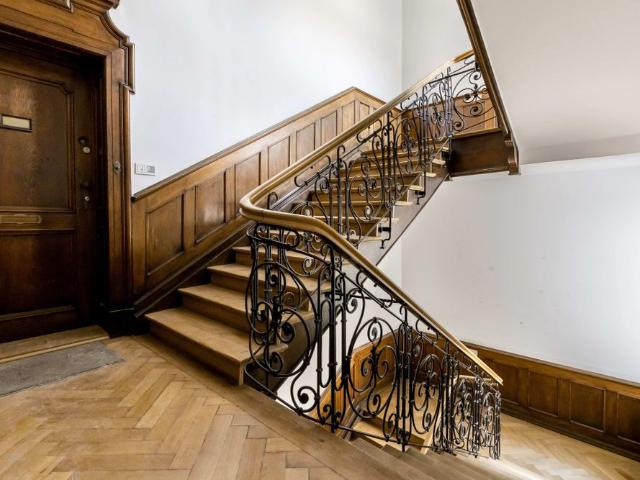 Lichterfüllte 4 Zimmer Altbau Wohnung von 1900 mit Balkon