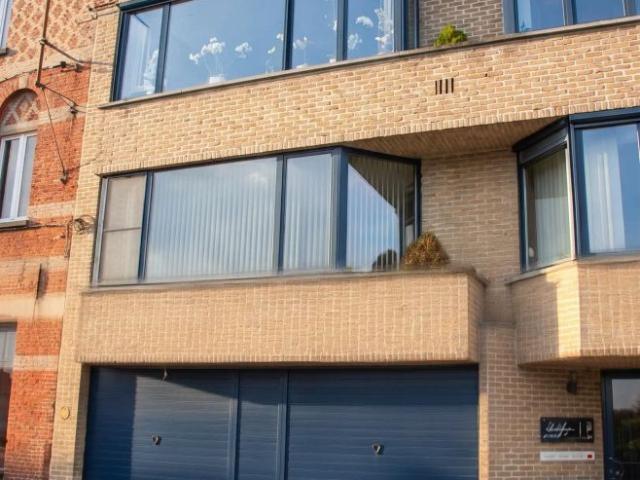 Lichtrijk 2 slaapkamer appartement met terras, garage en zicht op het kanaal