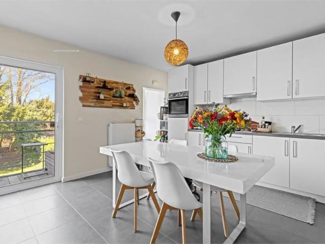 Lichtrijk 2 slaapkamer appartement met terras in Wondelgem