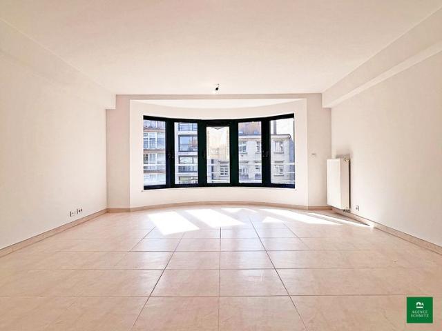 Lichtrijk appartement met twee slaapkamers gelegen in de.