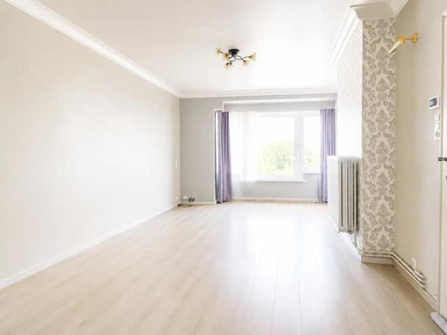 Lichtrijk appartement met 1 slaapkamer en grote veranda, op wandelafstand van het centrum