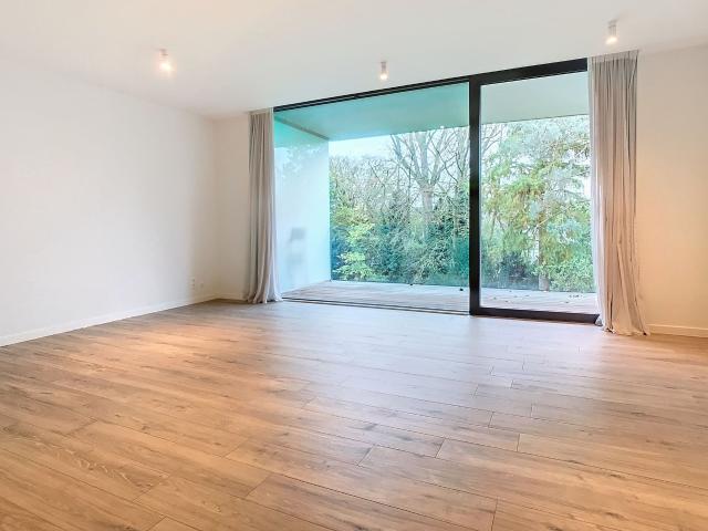 Lichtrijk appartement met 2 slaapkamers en garage te Rumbeke