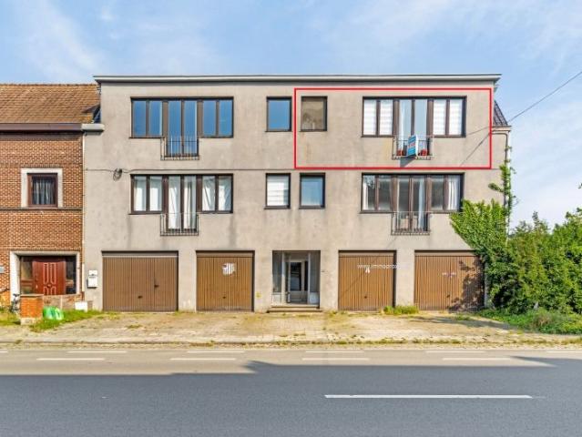 LICHTRIJK APPARTEMENT MET 2 SLAAPKAMERS EN GEMEENSCHAPPELIJKE GARAGE
