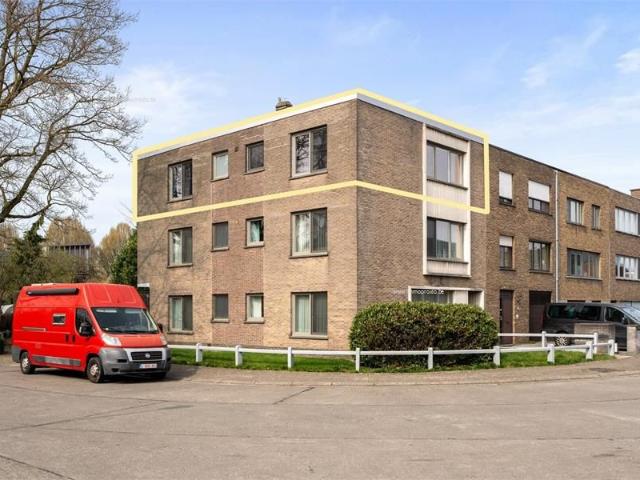 Lichtrijk appartement incl. garage te koop in Zwijnaarde!