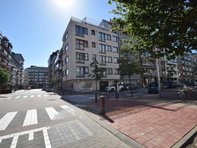 Lichtrijk gemeubeld hoekappartement gelegen in het centru.