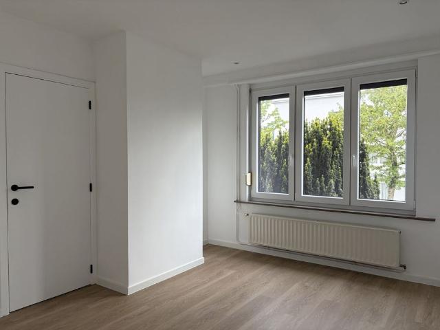 Lichtrijk gerenoveerd hoekappartement in Merksem!