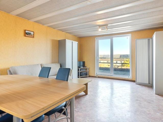 LICHTRIJK DAKAPP MET 2 SLAAPKAMERS EN TERRAS OP FANTASTIS.