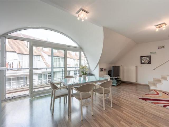 Lichtrijk duplex appartement met 2 slaapkamers gelegen in het centrum van Knokke