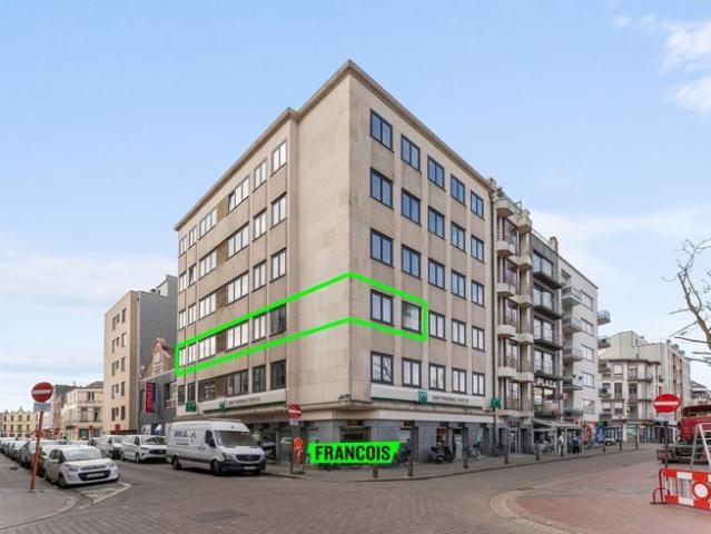 Lichtrijk en ruim hoekappartement te koop in hartje Blanken…