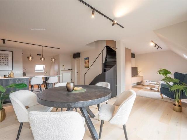Lichtrijk en zuidwest gerichte penthouse is gelegen in een rustig zijstraatje van de bruisende Lippenslaan