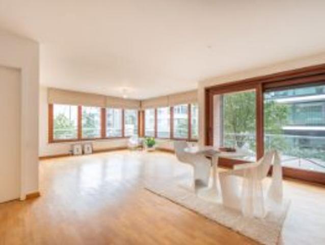 Lichtrijk hoekappartement met twee volwaardige slaapkamers