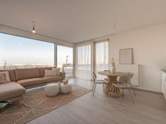 Lichtrijk hoekappartement met zeezicht in Duinbergen