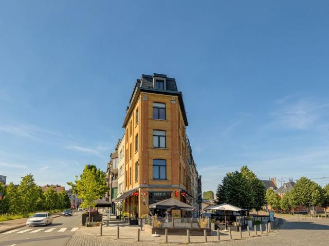 Lichtrijk hoekappartement met open zicht aan Damplein
