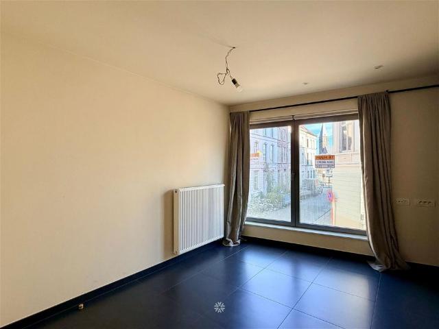 Lichtrijk tweeslaapkamer appartement met staanplaats in centrum Gent
