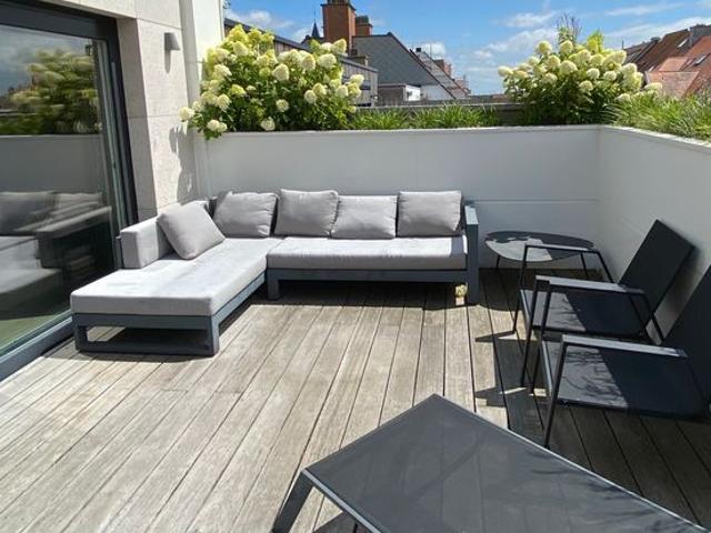 Lichtrijke en ruime penthouse nabij strand en Lippenslaan