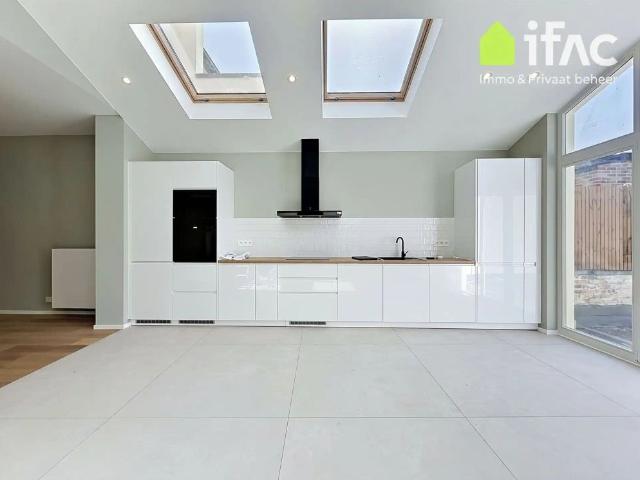 Lichtrijke gerenoveerde rijwoning met zonnig terras