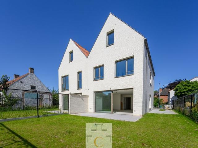 LIchtrijke halfopen nieuwbouwwoning op uitstekende liggin.