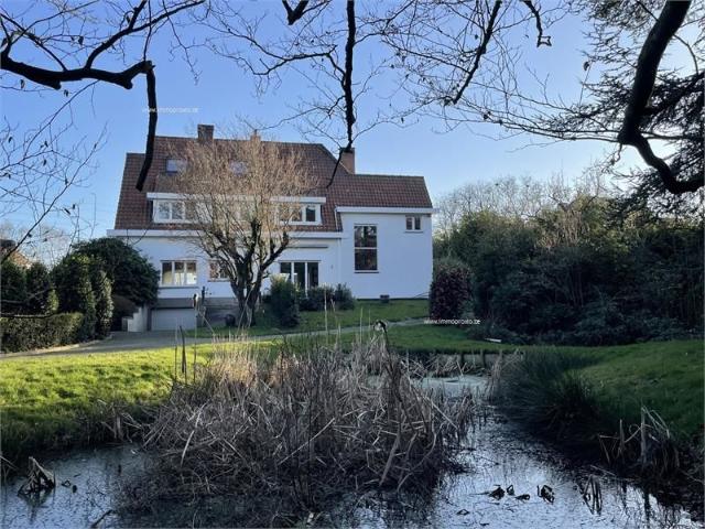 Lichtrijke woning met grote tuin en bouwgrond te Wondelgem