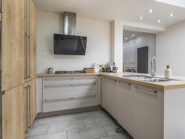 Lichtrijke woning met koer en 2 slaapkamers op Toplocatie