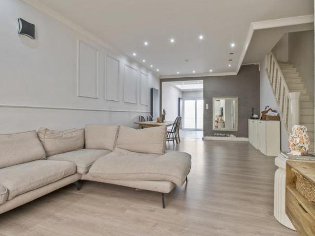 Lichtrijke woning met koer en 2 slaapkamers op Toplocatie